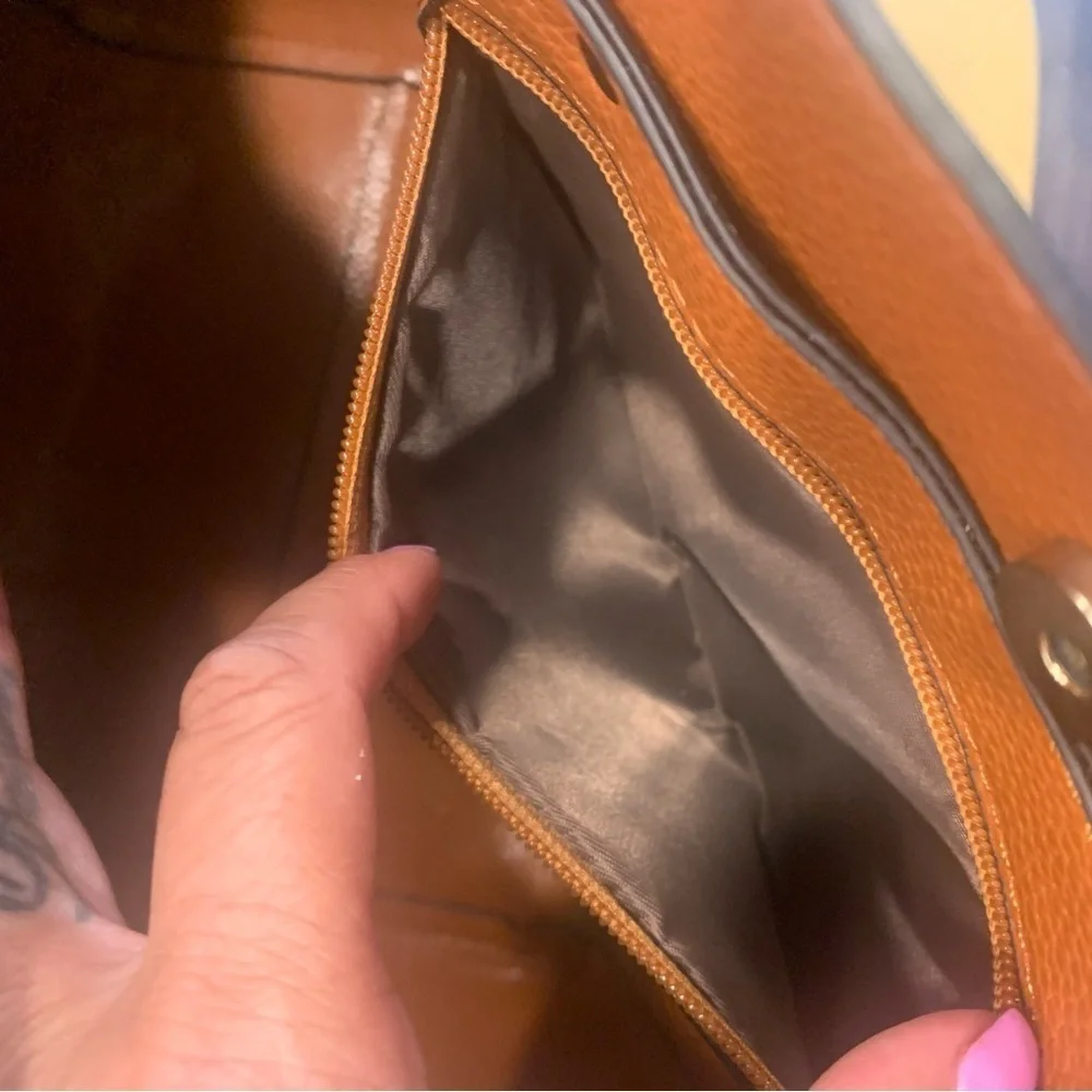Gold Shoulder Bag with Sleek Design